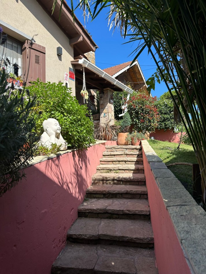 VENTA CASA EN VILLA GESELL - 3 AMBIENTES- PARQUE Y  PILETA EXELENTE UBICACION
