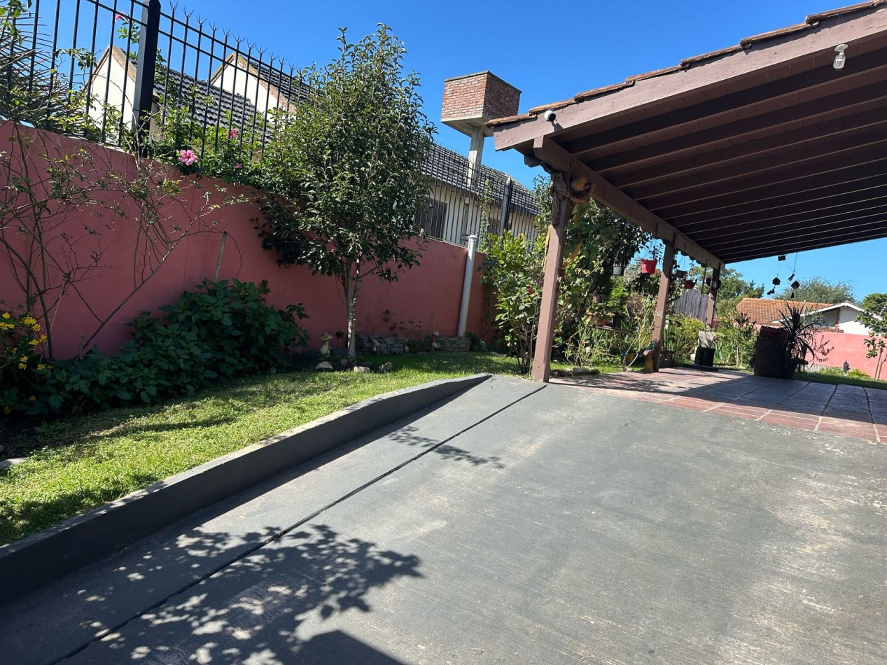 VENTA CASA EN VILLA GESELL - 3 AMBIENTES- PARQUE Y  PILETA EXELENTE UBICACION