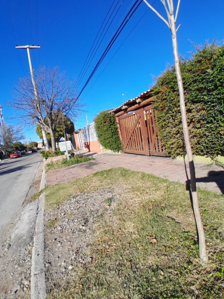 VENDE CASA CON QUINCHO 
